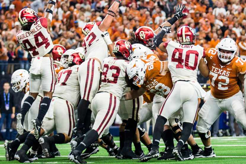 Oklahoma Sooners defensive end Amani Bledsoe (72) blocks an extra point attempt by Texas...