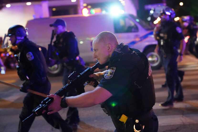 Policías avanzan después de que un agente de Louisville resultara baleado el miércoles 23 de...