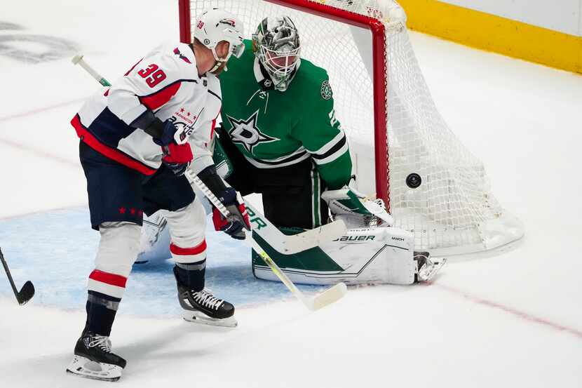 Dallas Stars goaltender Jake Oettinger (29) turns away Washington Capitals right wing...