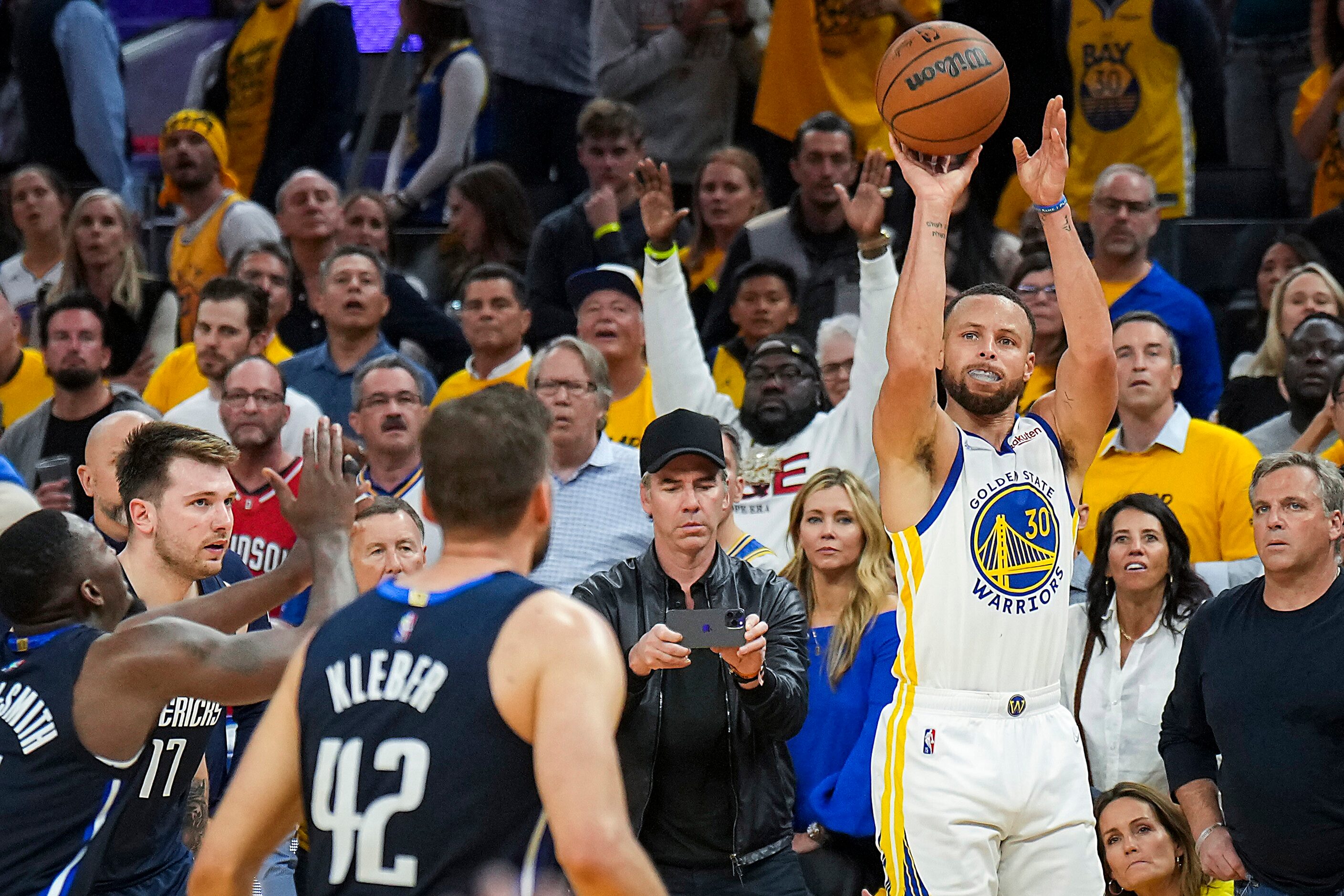 Golden State Warriors guard Stephen Curry (30) hits a 3-pointer in the final minute as...