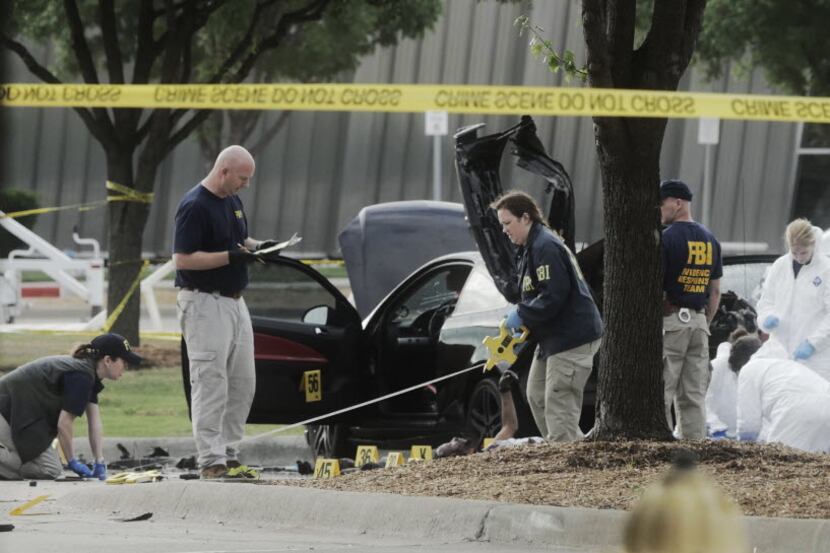  Police gathered evidence at the scene of Sunday night's shooting. (Ron Baselice/Staff...