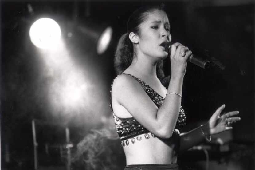 Selena Quintanilla durante un concierto el 12 de agosto de 1989 en el Memorial Coliseum de...