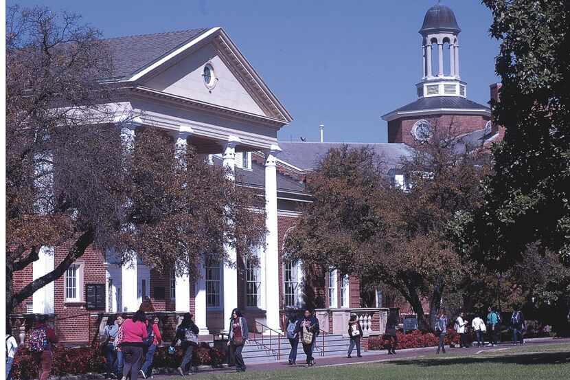 Un grupo de estudiantes camina durante un día de clases en Texas Woman's University, en Denton.