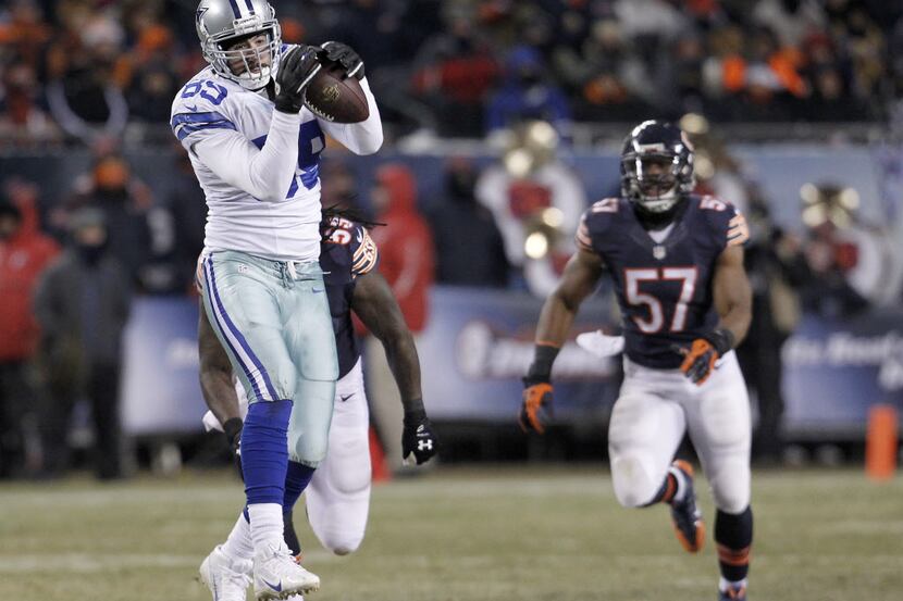 Dallas Cowboys tight end Gavin Escobar (89) hauls in a pass in front of Chicago Bears...