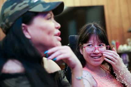 Riggel Tasayco, de 20 años, mira a su madre Teresa Espinoza, mientras se sientan para una...