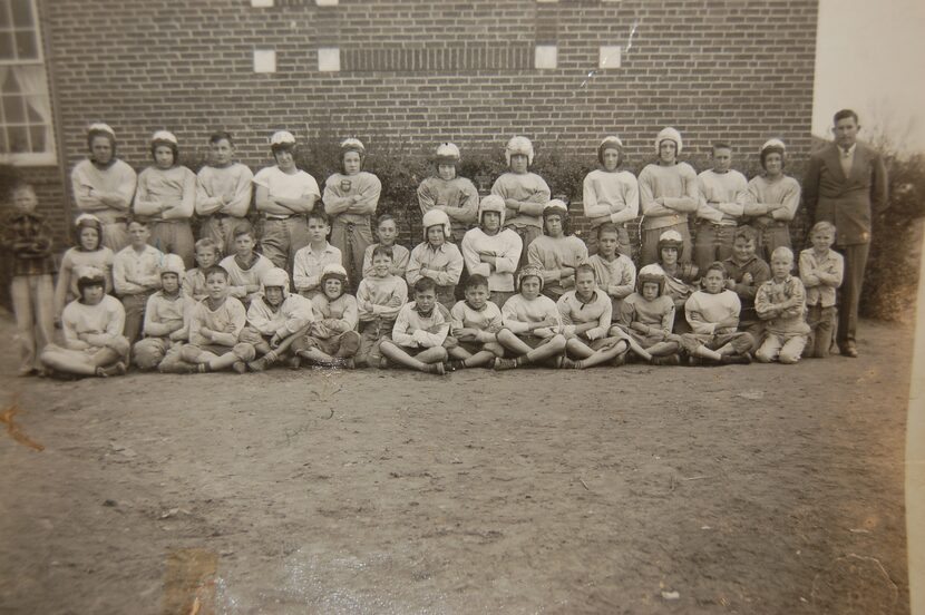 Team photo For story on Dallas Cowboys Don Meredith. 1946-47 grade school football team. ...