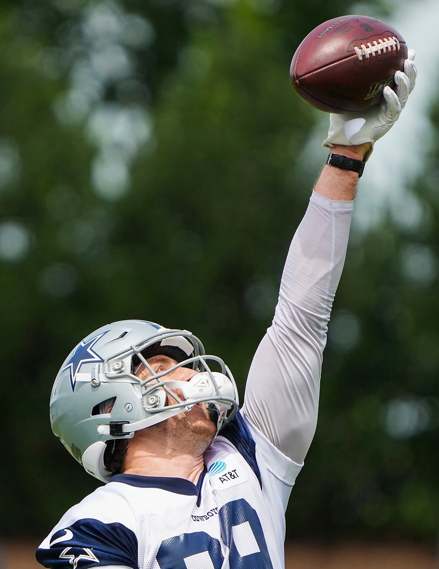 Dallas Cowboys tight end Blake Jarwin makes a one-handed catch in a drill during a minicamp...