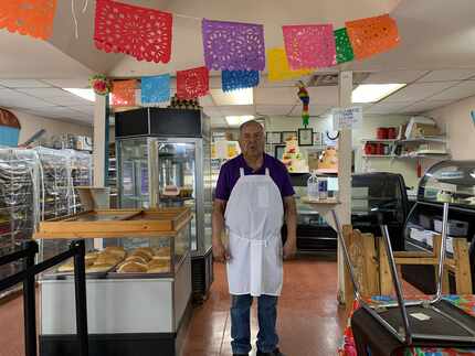 Alfonso Vera, 66, es dueño de la Panadería Vera, en Oak Cliff. Sus ventas han bajado 80%. El...