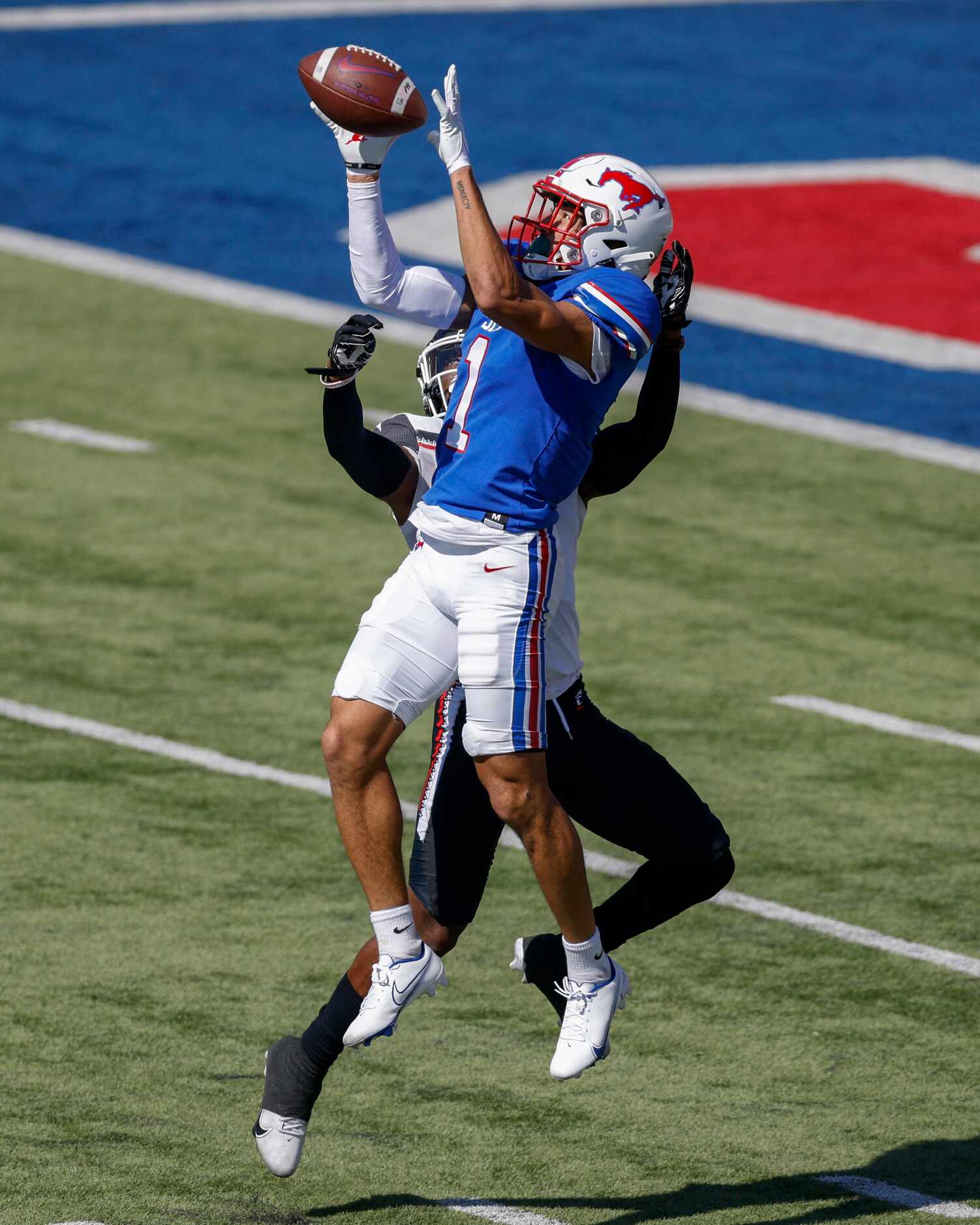 SMU wide receiver Jordan Kerley (1) catches a 43 yard pass from quarterback Tanner Mordecai...