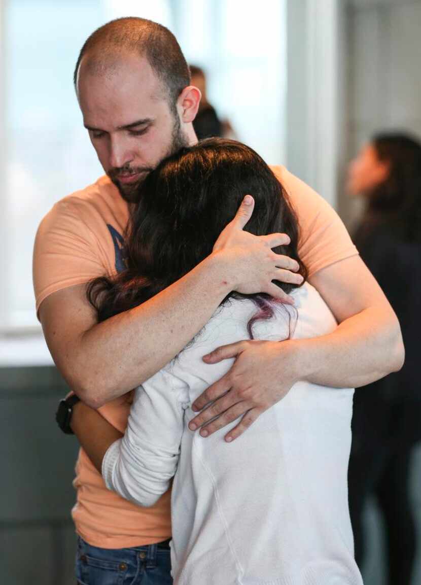 Atziry García Mireles, hermana de Weltzin, abraza a su esposo Miguel Osornio, tras reunirse...