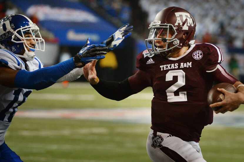 Texas A&M Aggies quarterback Johnny Manziel (2) stiff-arms Duke Blue Devils safety Jeremy...