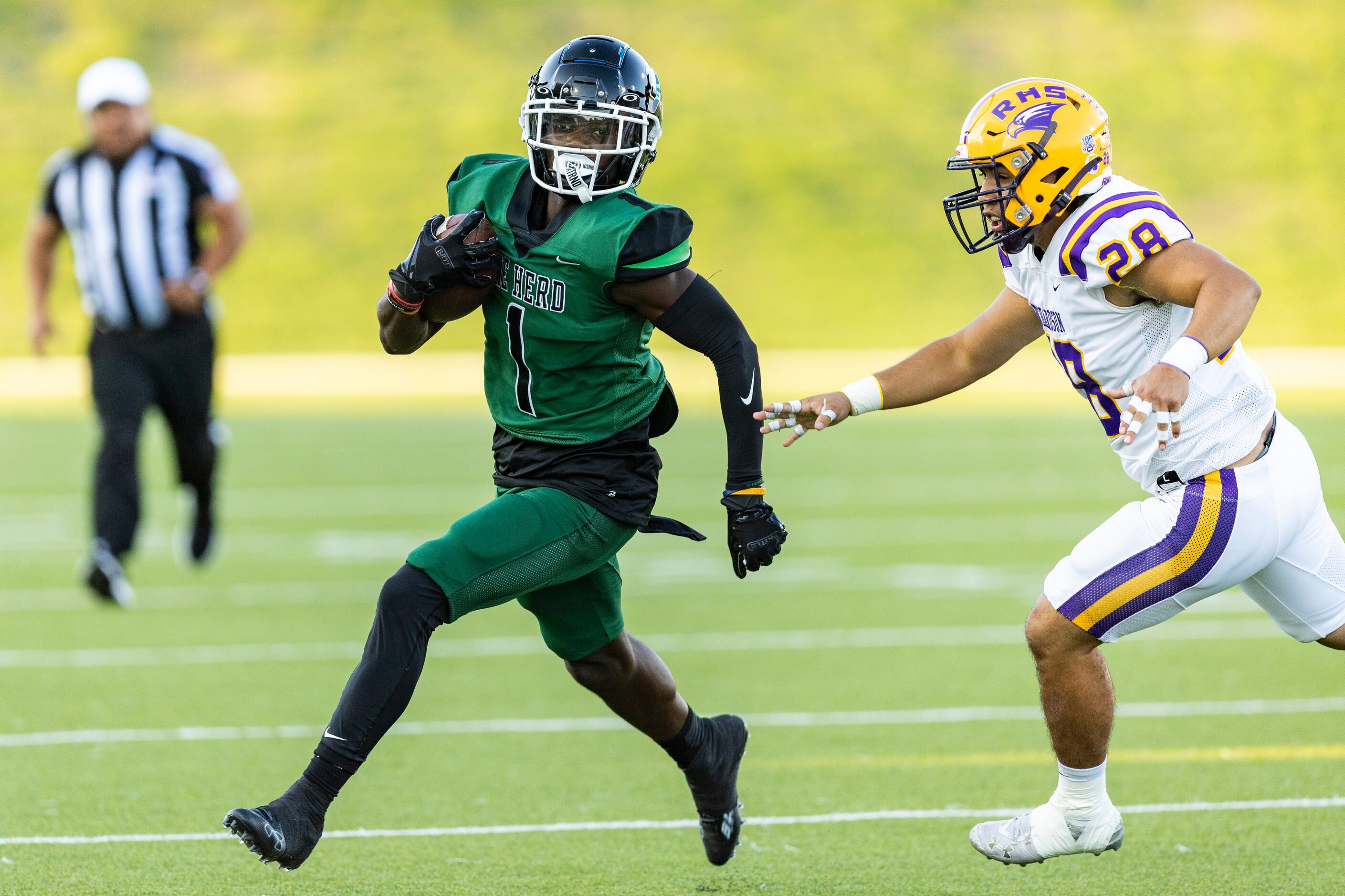 Berkner sophomore wide receiver Kobi Foreman (1) evades a tackle from Richardson senior Nate...