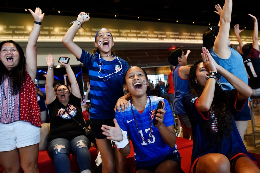 Yasmine Aissaoui, 12, izq., Katarina Soto, 12, y Natasha Soto, 16, en el Watch Party del...