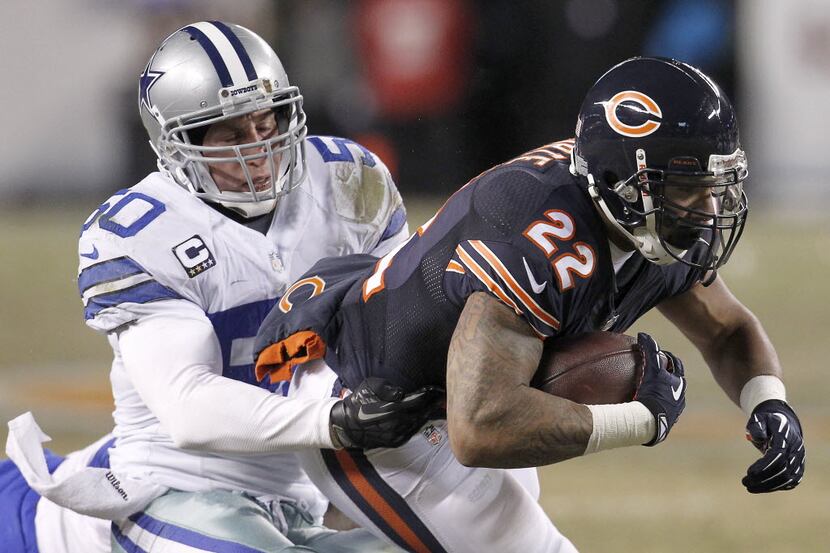 Dallas Cowboys middle linebacker Sean Lee (50) makes the stop on Chicago Bears running back...