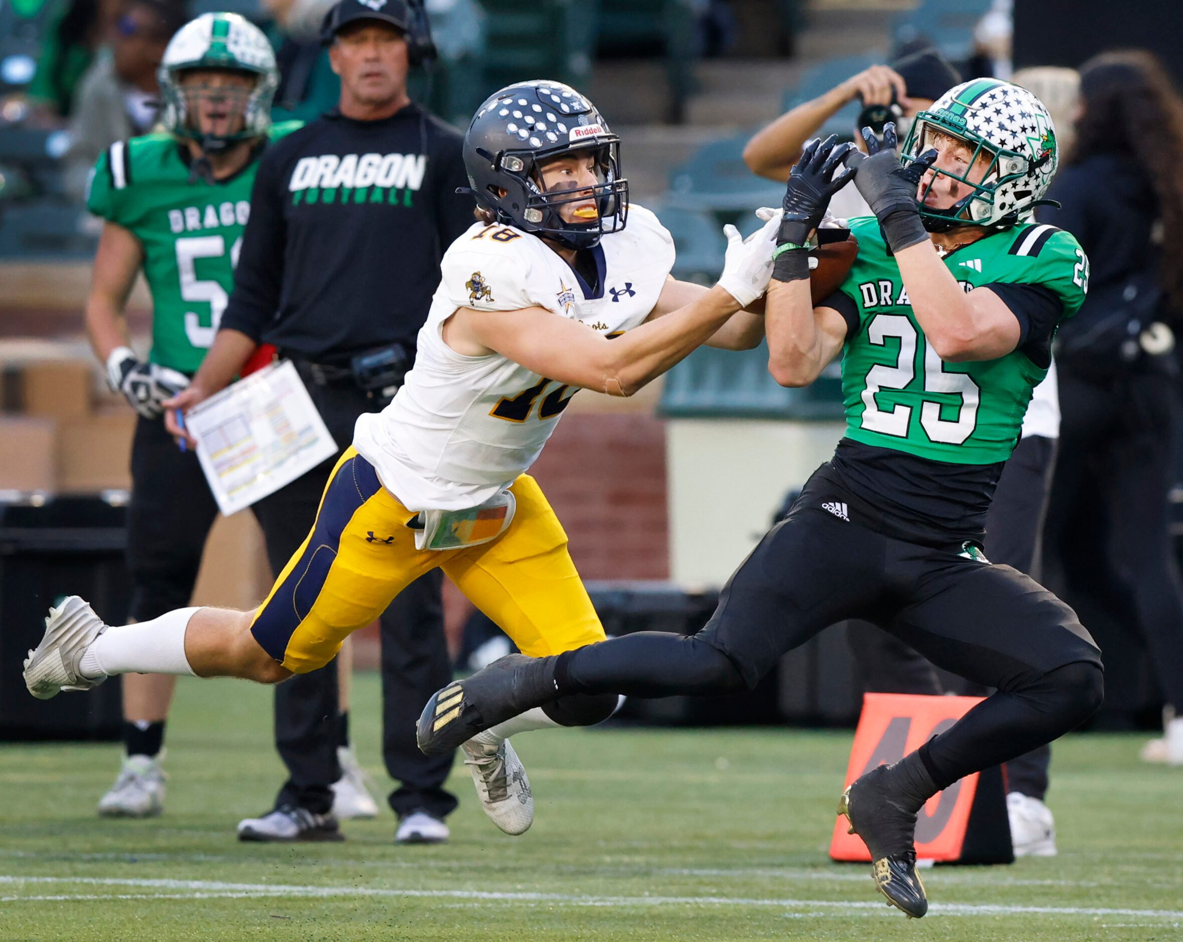 Highland Park receiver Charles Schneider (18) catches a long second quarter pass as...