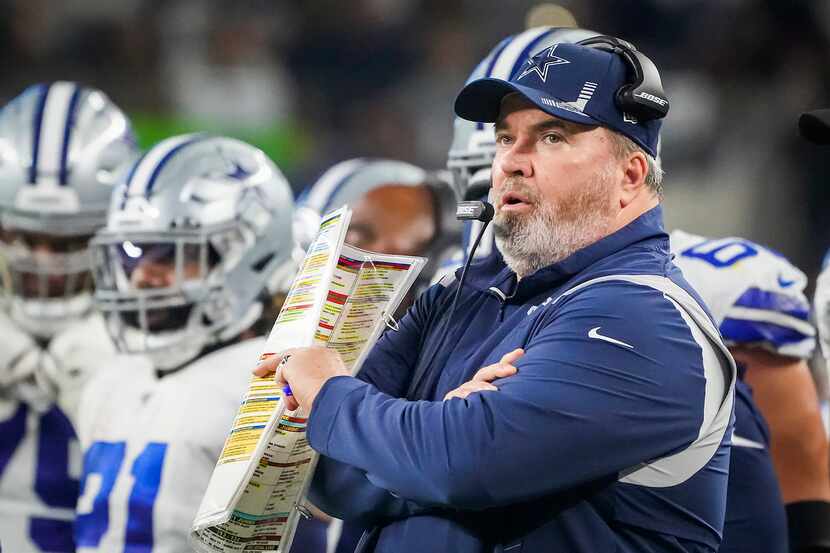 El entrenador en jefe de los Cowboys de Dallas, Mike McCarthy, dirige a su equipo en el...