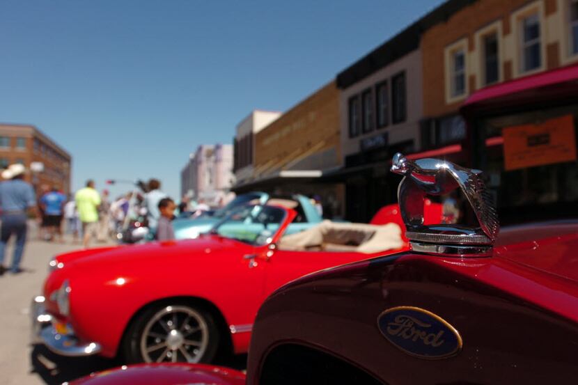 The Arts, Antiques and Autos Extravaganza features plenty of classic and custom cars.