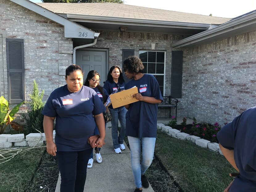 Un grupo de maestras tocó puertas en 13 casas de Oak Cliff para recordar a los estudiantes...