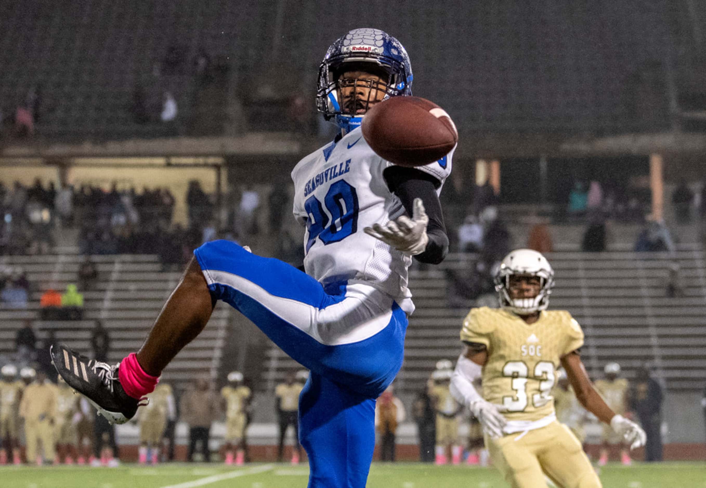 Seagoville senior wide receiver Jeremiah Boswell (80) cannot hang on to a pass as South Oak...