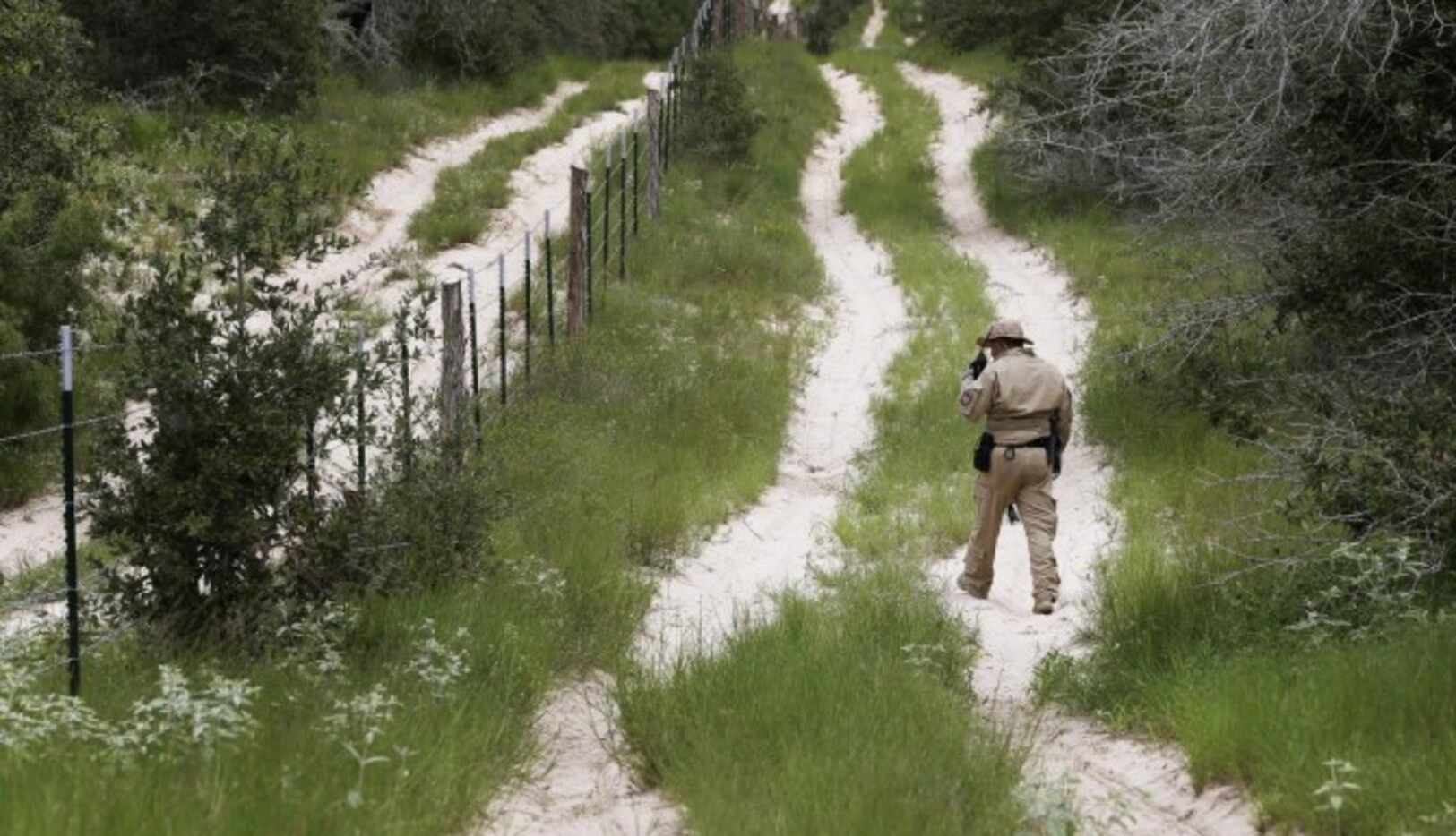 
				Un agente fronterizo investiga un camino cerca de la frontera entre México y Texas en...