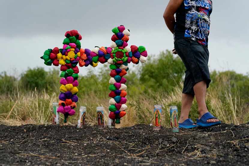 En esta fotografía del 28 de junio de 2022, se ve cómo la gente ha puesto ofrendas y un...