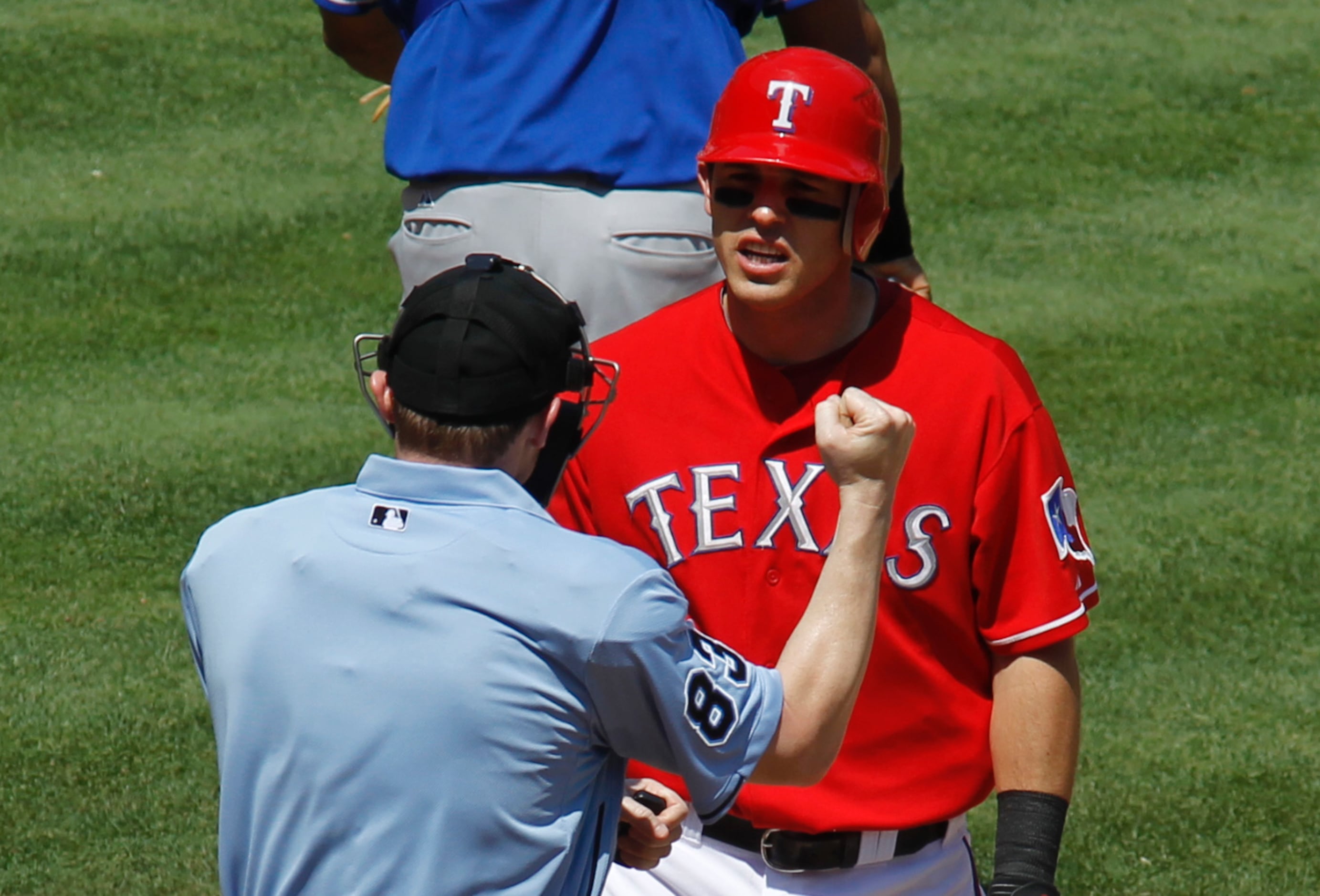 Former Ranger Ian Kinsler dons Israel baseball jersey for ALCS Game 3  ceremonial first pitch