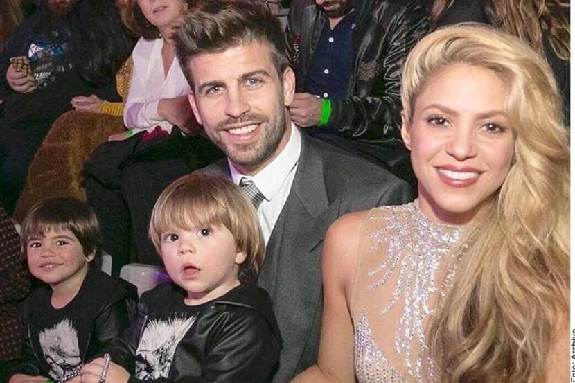 La cantante colombiana Shakira y el futbolista Gerard Piqué, con sus hijos, Sasha y Milán.