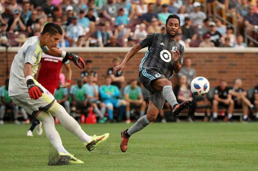 Minnesota United midfielder Ibson (7) leaps in front of the ball as FC Dallas goalkeeper...