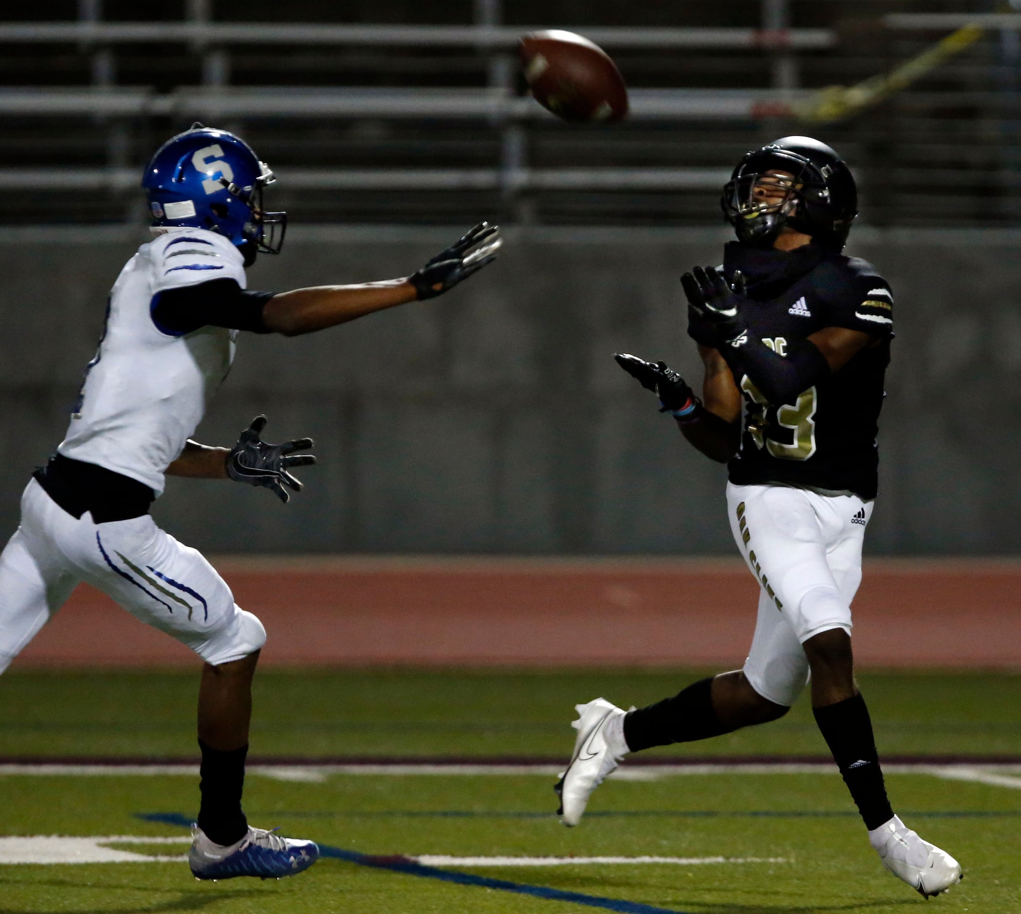 South Oak Cliff WR Starling Taylor (13) gathers in a touchdown pass over Seagoville’s...