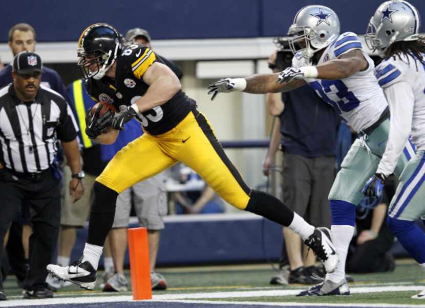 Pittsburgh Steelers tight end Heath Miller (83) scores a touchdown as Dallas Cowboys outside...