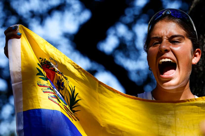 Venezolanos que radican en el Norte de Texas se unieron en una protesta global el sábado en...