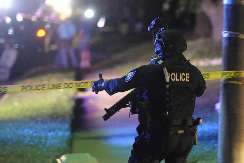 Un miembro del equipo SWAT de la policía de Fort Worth durante el incidente en Fort Worth el...
