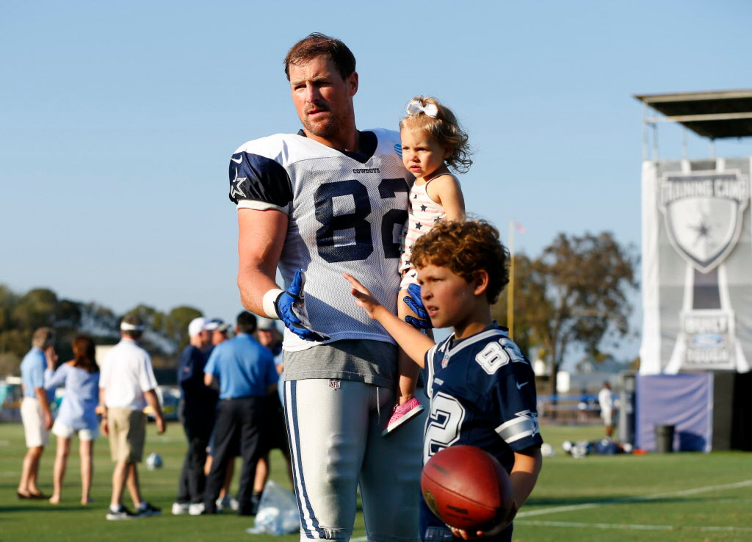 Jason Witten gives praise to Dez Bryant after emotional win