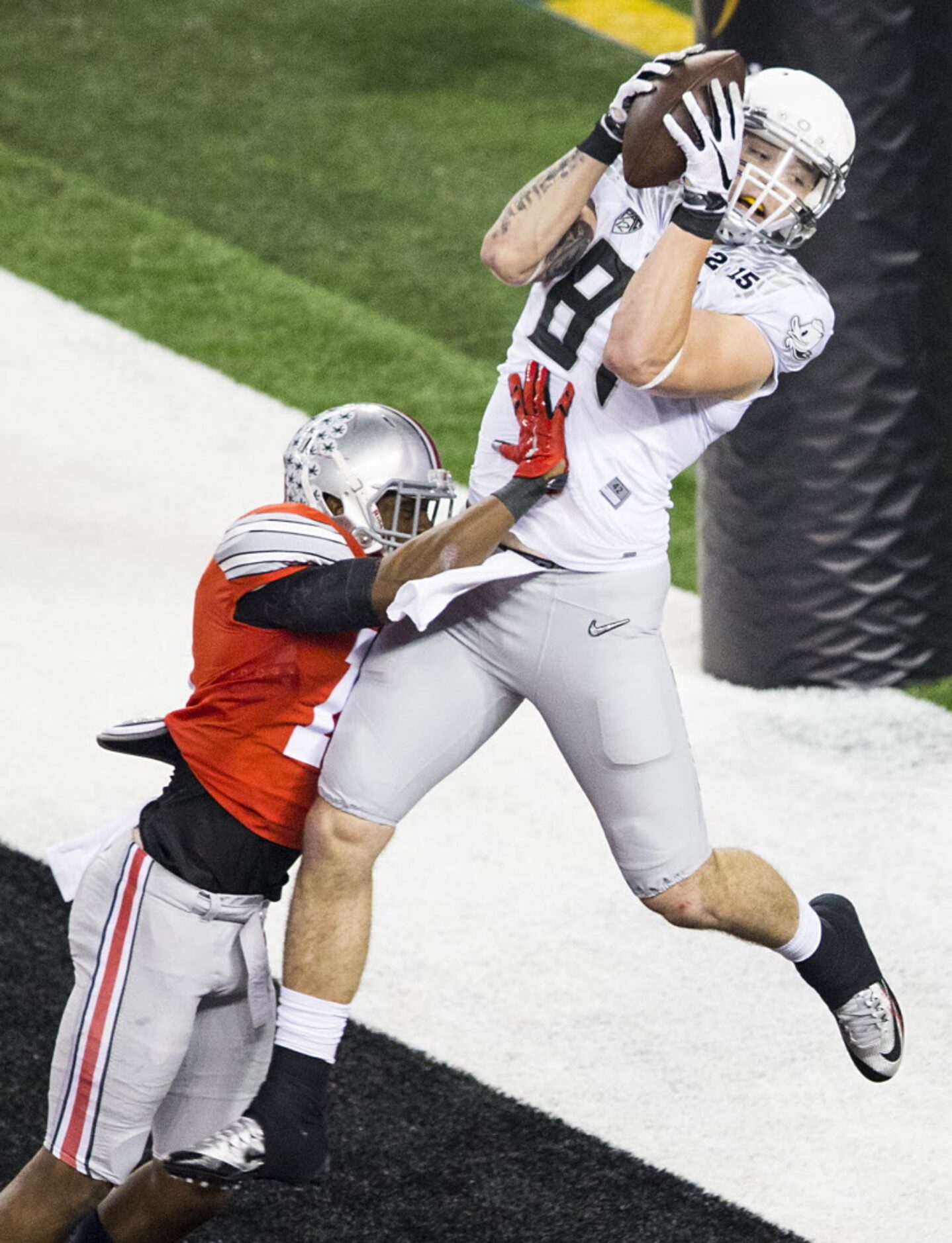 Oregon Ducks tight end Evan Baylis (81) can't come down in bounds in the end zone as Ohio...