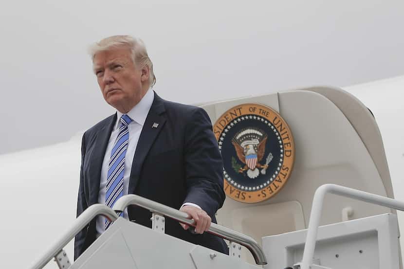 El presidente Donald Trump aborda el avión presidencial Air Force One.(AP)
