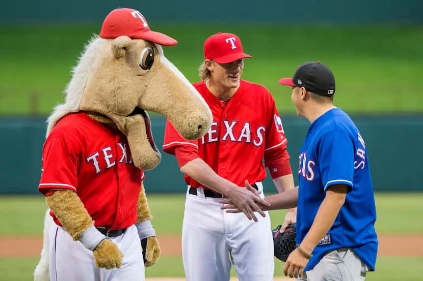 Texas Rangers pitcher Ross Detwiler shakes hands with Spc.