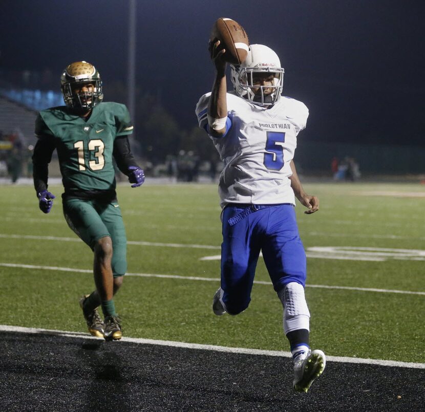 Midlothian running back Marquise Edwards (5) reaches the end zone on a two-point conversion...