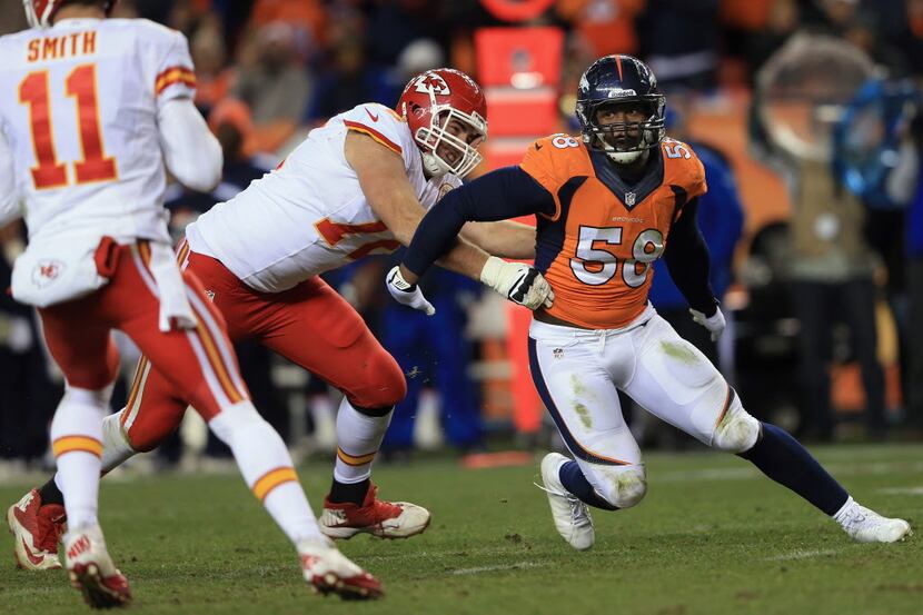DENVER, CO - NOVEMBER 17:  Outside linebacker Von Miller #58 of the Denver Broncos gets...
