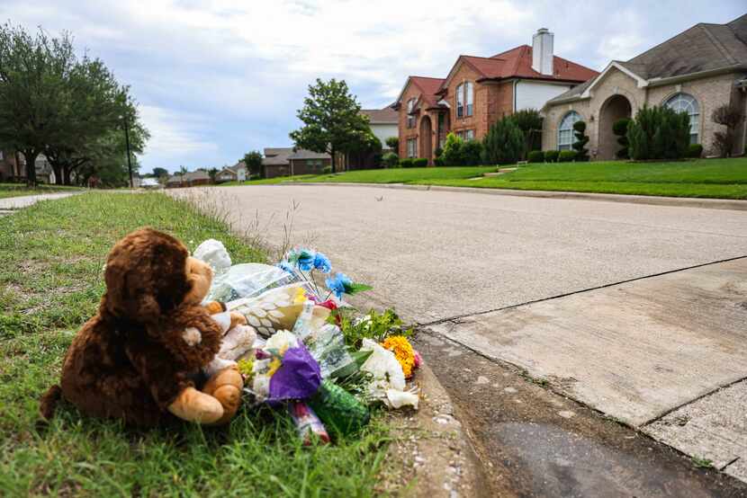 A makeshift memorial on Saddleridge Drive in Dallas rests on the spot where the body of...