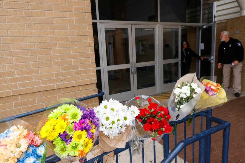 Flores afuera de la Lamar High School de Arlington, donde un alumno abrió fuego y mató a...