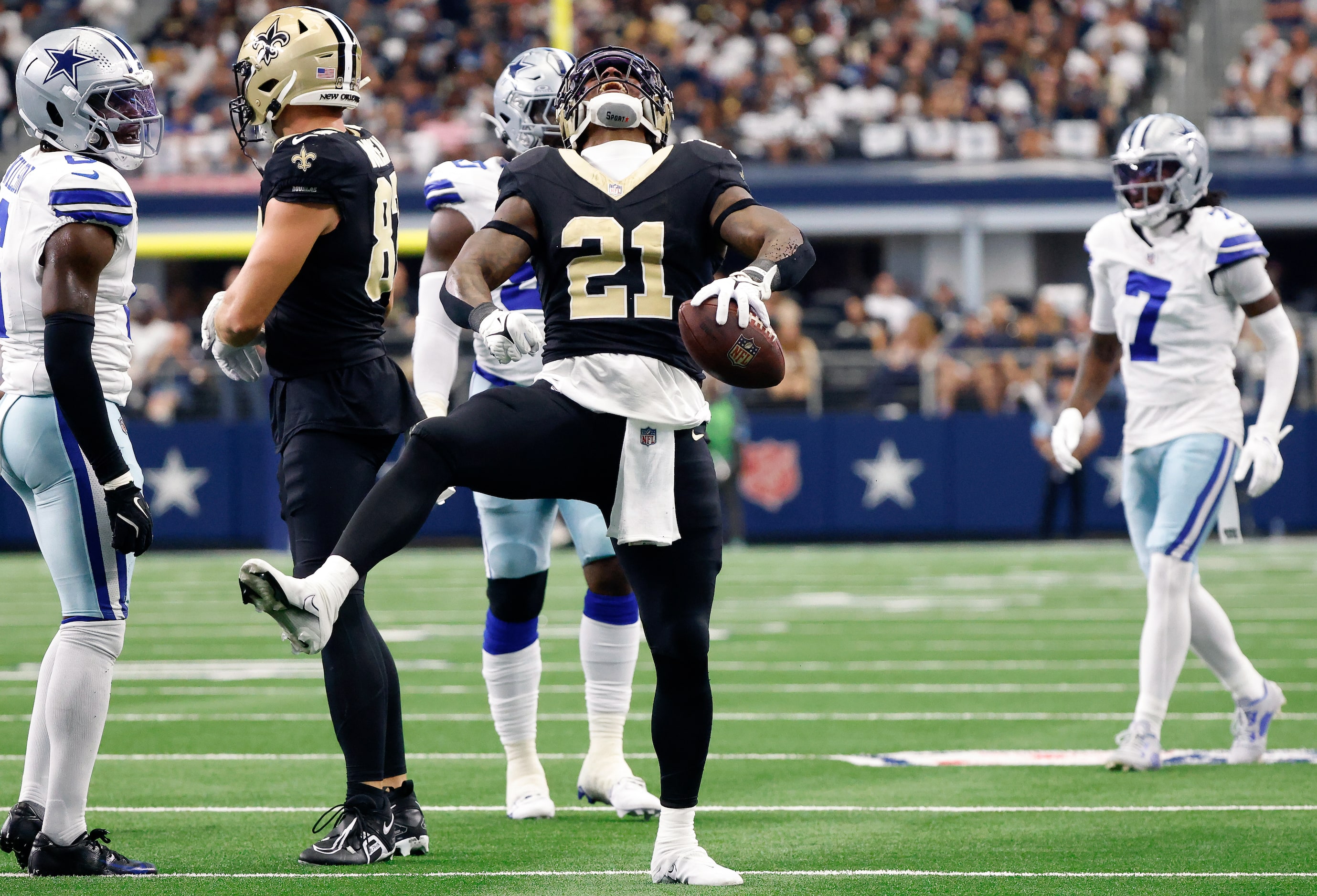 New Orleans Saints running back Jamaal Williams (21) celebrates a big run against the Dallas...