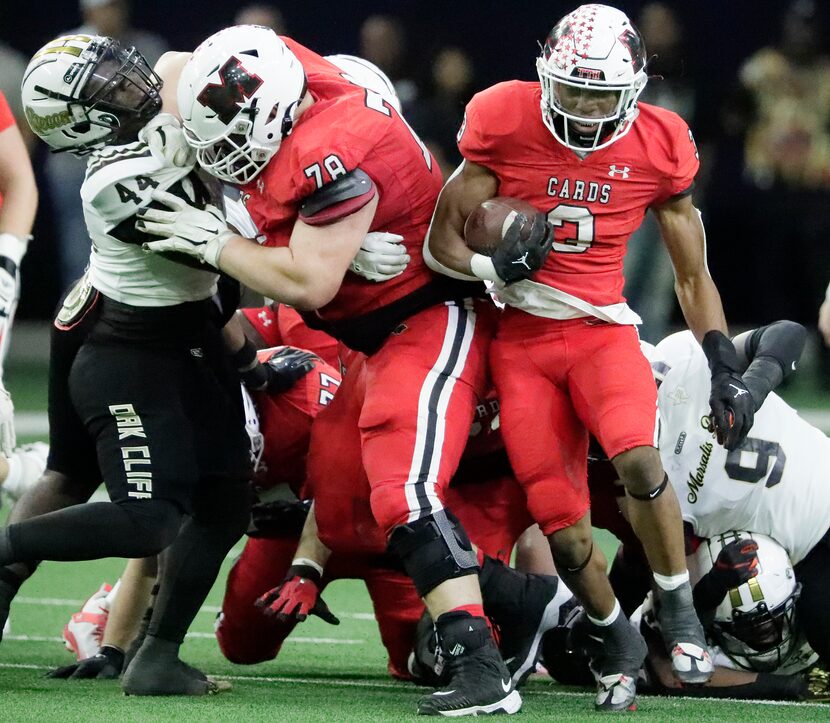 Mel issa High School running back Nathan Adejokun (3) carrie the ball behind a block from...