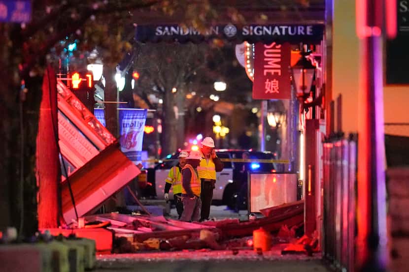 Socorristas en la escena de la explosión en el Sandman Signature hotel, el lunes 8 de enero...