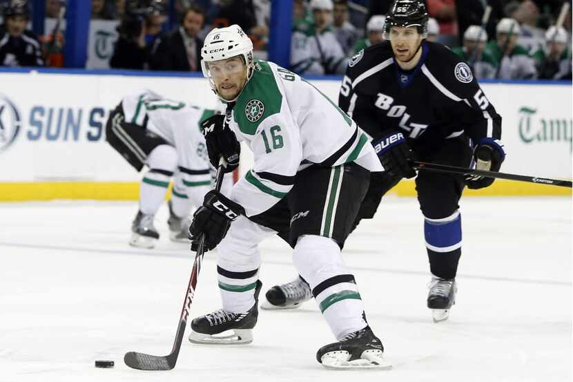 Dallas Stars left wing Ryan Garbutt (16) controls the puck in front of Tampa Bay Lightning...
