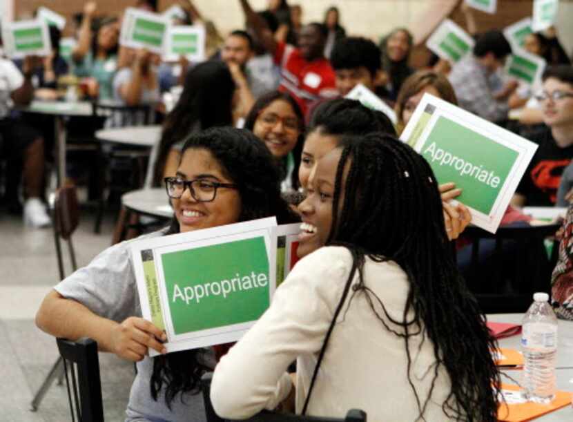 Estudiantes participan en un taller sobre la vestimenta que deben portar en sus pasantías y...