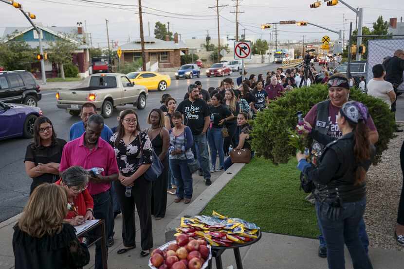 La fila de personas que esperaban ingresar por unos minutos a la funeraria para dar sus...