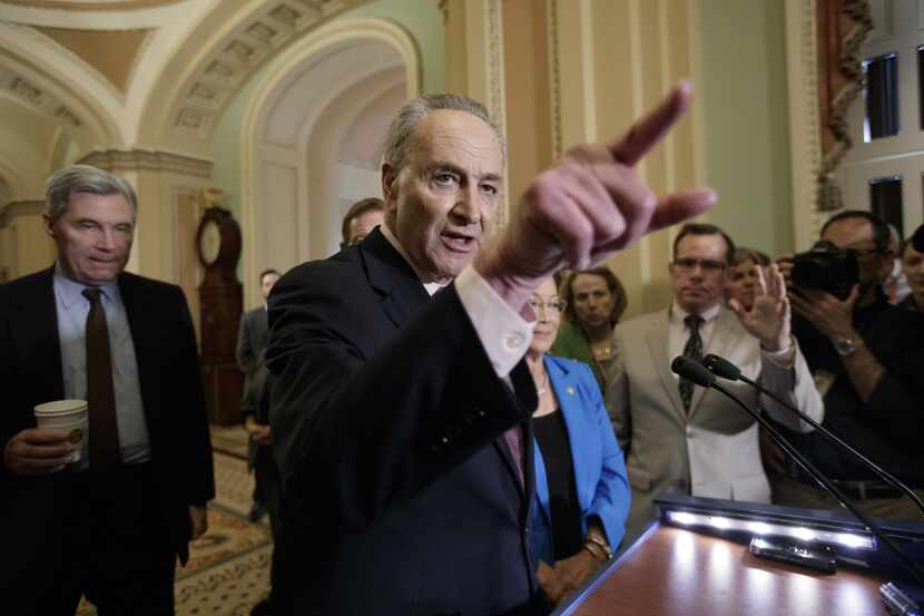 El líder de la minoría del senado, Charles Schumer, detrás de él el senador Sheldon...