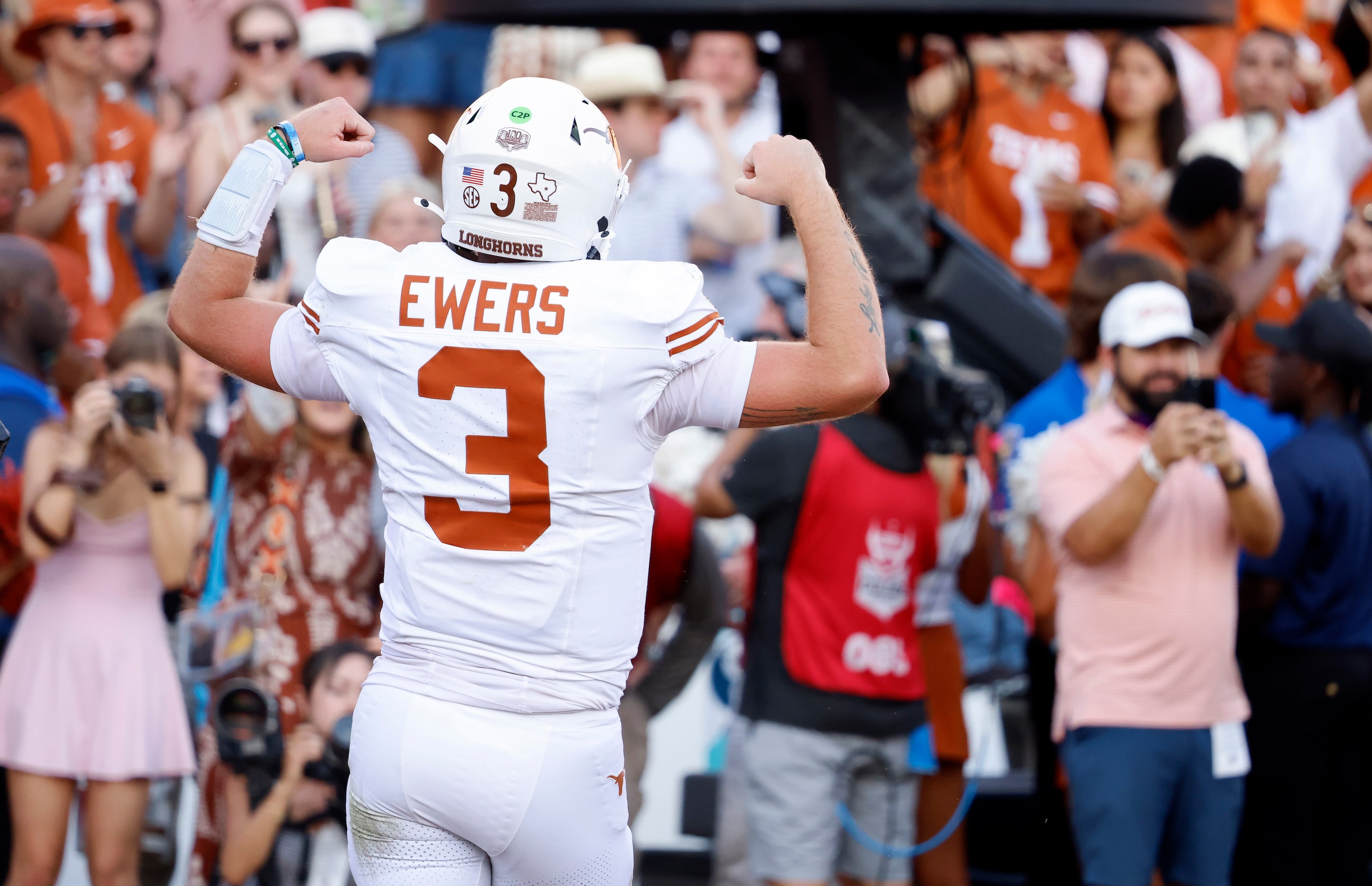 Texas Longhorns quarterback Quinn Ewers (3) does a little dance after his short, fourth...