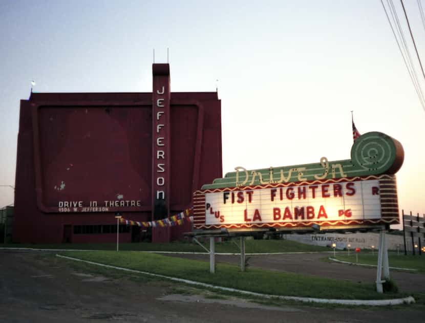 The Jefferson Drive-In Theatre at dusk in 1989. 
