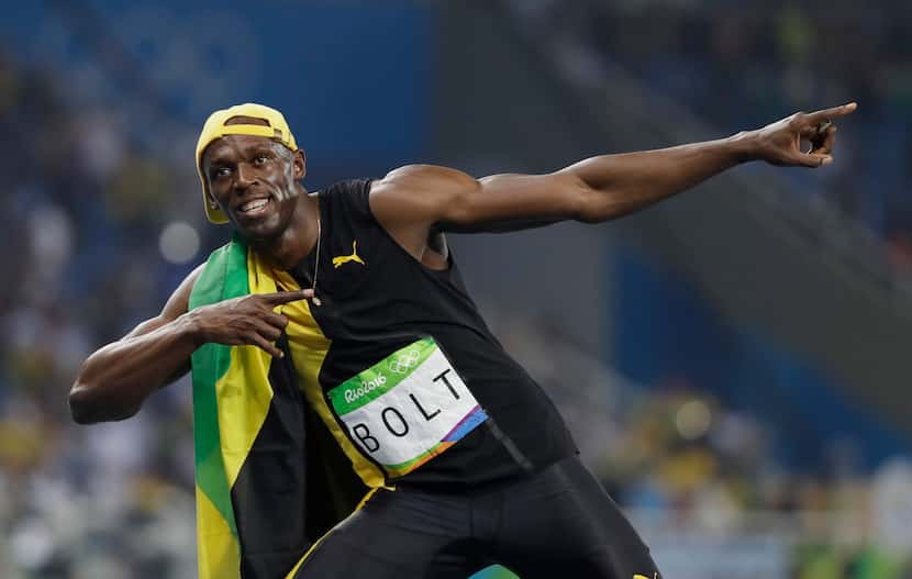 El velocista Usain Bolt celebra luego de ganar la medalla de oro en la carrera de 100 metros...